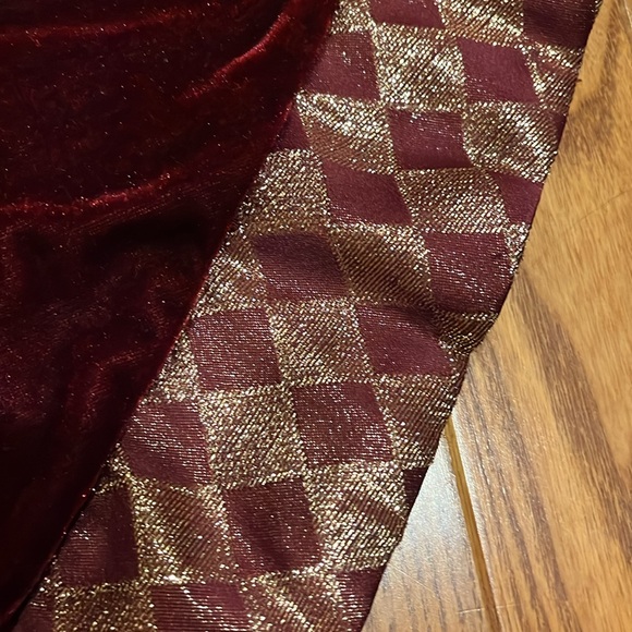 Dark red Velvet tree skirt Santa Claus snowman gold stars 41” diameter - Picture 8 of 15